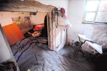 地铁工地半吨泥浆疑通过鼠洞涌入民宅