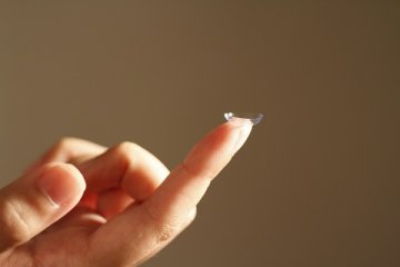 戴隐形眼镜下水易感染