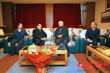 科技部部长万钢到北京天坛医院看望王忠诚院士