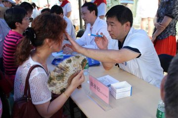 南京医师协会举办庆“医师节”医师“爱眼日”义诊活动