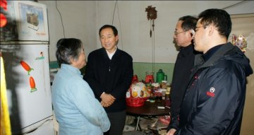 王宇主任看望营养食品所离退休职工——记营养食品所2013年春节前走访慰问活动