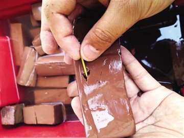 北京部分食品企业用猪血冒充制作假鸭血豆腐