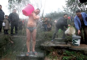 十年老井突冒热水达51℃ 村民井边取水洗澡