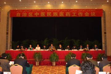 王国强副部长赴新疆出席自治区中医民族医药工作会议并考察