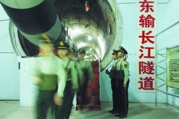 记者探西气东输60米水下岗哨 多数士兵患关节炎