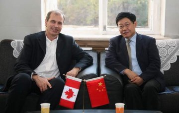 姜洪池书记会见卡尔加里大学Anthony B. Schryvers教授