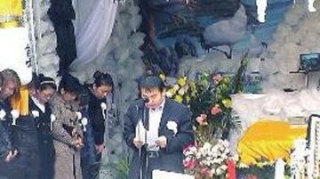 百信医院医生患者灵堂下跪调查 院方不满网络放大矛盾