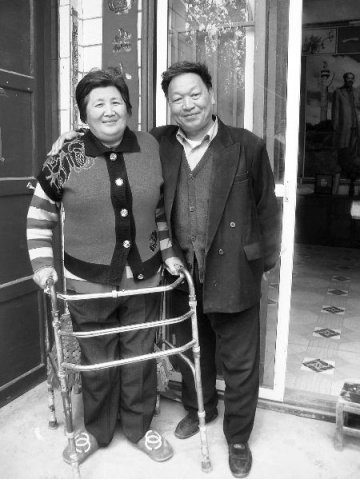 妻子丧失自理能力 丈夫帮其掏大便照顾其8年