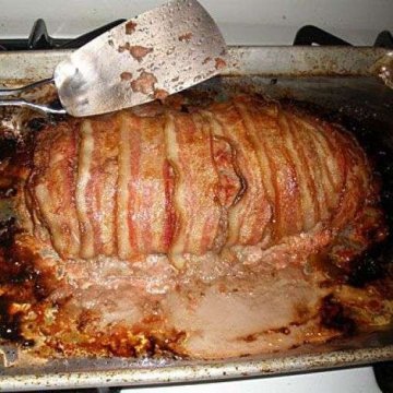 包裹培根的烘肉卷