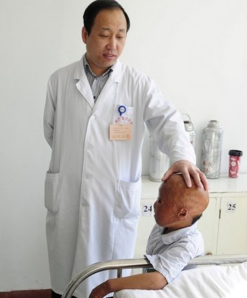 奥特曼男孩王小鹏在北京住院后的日子