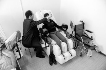 女孩因高考压力大患癔症 只会跑步不会走路