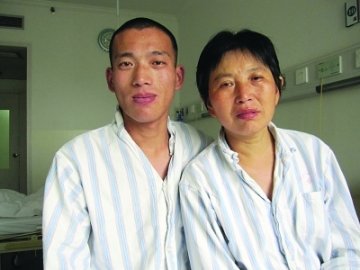 母亲割肾救治27岁患尿毒症儿子