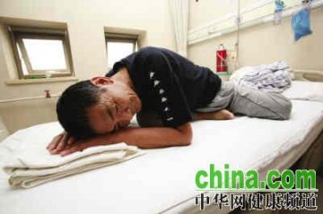 男子“跪着睡觉”达2年躺着睡觉会憋死