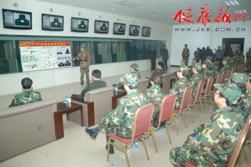 北京卫生系统预任军官参加“国防训练日”活动