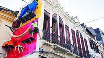 艺术家每日在墙壁上悬空生活14小时