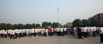 我院隆重举行新学期新生升旗仪式