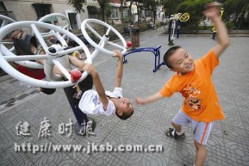 孩子们容易受到健身器材的伤害