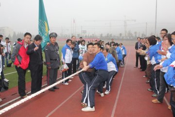 我校举行2011年教职工拔河比赛