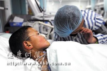 玉树地震：重症姐弟终见面