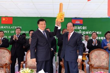 刘云山出席中柬友好中心医院落成移交仪式