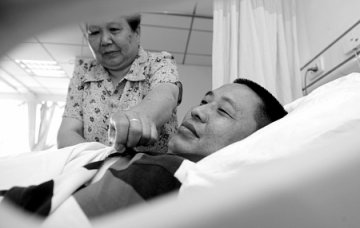 男子抓小偷不慎摔倒致内脏破裂