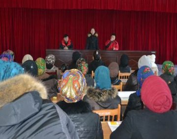 新疆伊犁州察布查尔县疾控中心借“科技之冬”活动向农牧民宣传防艾知识