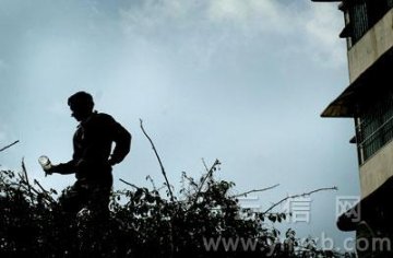 男子精神异常站在花架上点火烧4000余元人民币