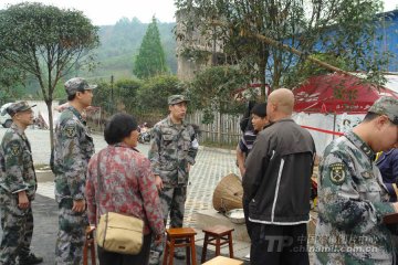 第四军医大学医疗队为灾区群众进行心理疏导