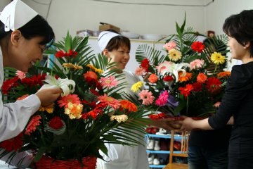 护士节期间淮北精神病院患者鲜花献给白衣天使