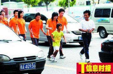 8岁女孩跑步进京续：体检称其体重偏低下肢发达