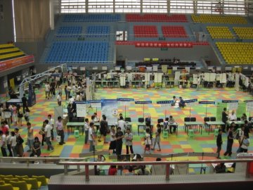 我校成功举办2010届毕业生夏季供需洽谈会