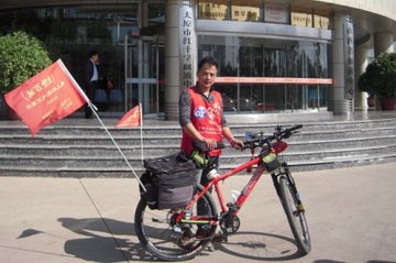 “最美理发师”冯波骑行来到山西捐献血小板