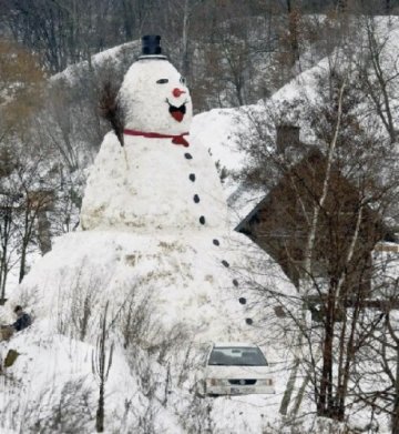 波兰居民堆出9.4米高巨型雪人