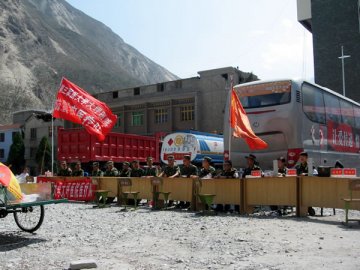 汶川前线：人民军医爱人民 人民军医人民爱