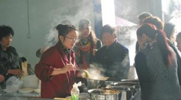 2岁男孩掉进汤锅全城吃面救助：男孩已度过休克期