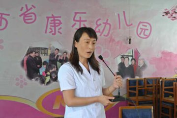 医护人员深入康乐幼儿园进行健康宣教