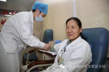 “熊猫血”新生儿患重症 军医献血救患儿