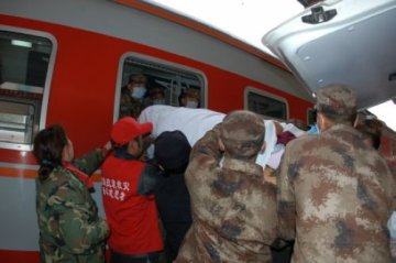 为提高治愈率玉树灾区166名伤员从西宁乘专列转运西安