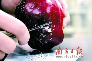 “化妆水果”遭吐槽 5个苹果刮下半斤蜡