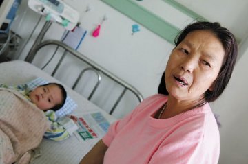 拾荒妈妈三个孩子需做手术获捐5万元