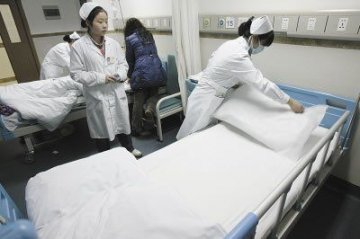 七旬老人粪坑救人后病重去世