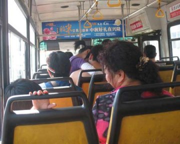情侣公交车上当众脱衣拥吻