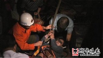 女子与丈夫吵架后从6楼跳下被卡在4楼