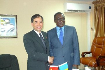国家卫生计生委纪检组长、党组成员李熙同志访问乍得