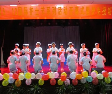 护理学院举行纪念“5•12”国际护士节100周年系列活动暨护生授帽仪式