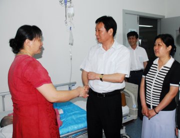 亲切关怀 美好祝福——陈吉学副厅长“六一”看望慰问住院手术孤儿