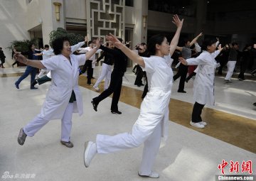3.中午12点，医务人员正在医院大厅翩翩起舞