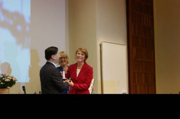 中山大学肿瘤防治中心主任曾益新院士荣获瑞典卡罗琳斯卡医学院颁发的大银质奖章