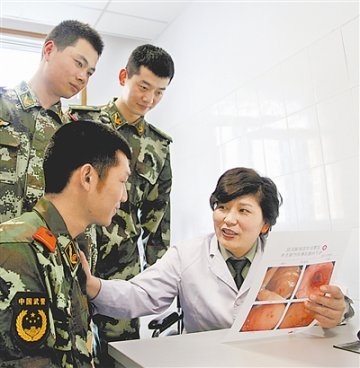 “轮椅军医”赵红艳：奉献中挺立军人的样子
