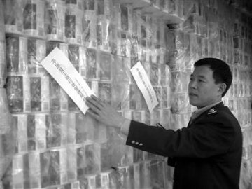 暗访造纸作坊：纸厂老板家查出2000余假合格证